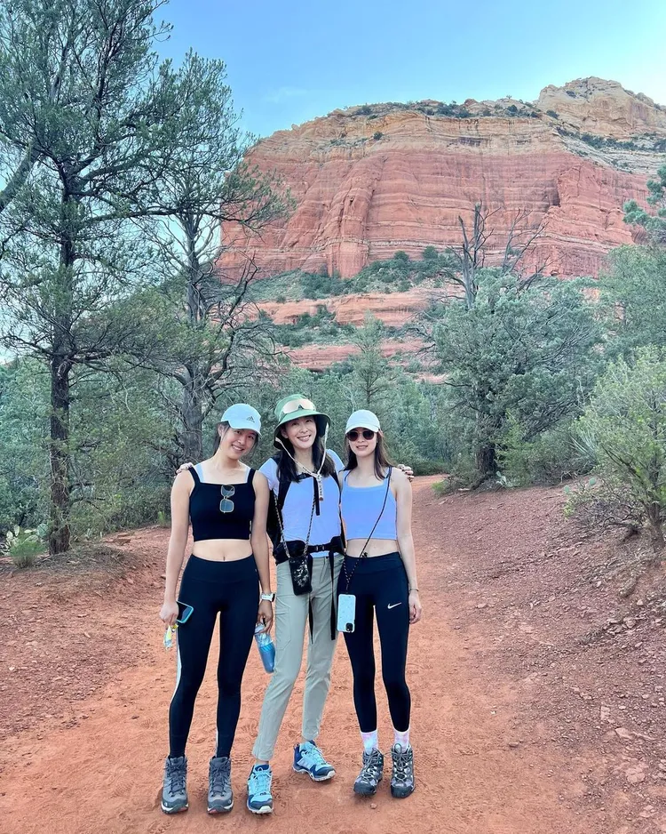 賈永婕（中）笑說當女兒展現青春本錢，穿上露出小蠻腰的兩截式造型時，讓當媽的她「怎麼看都開心」。翻攝janet_chia_ IG