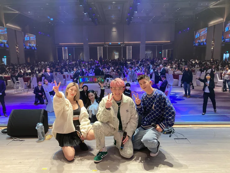 妖嬌(左起)、張龍與子賢尾牙表演。寬寬提供