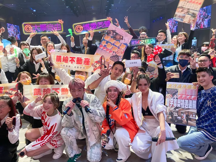 梁舒涵(前左起〉、張龍、夏沐、呂婕菲、子賢參加尾牙表演，玩得開心。寬寬提供