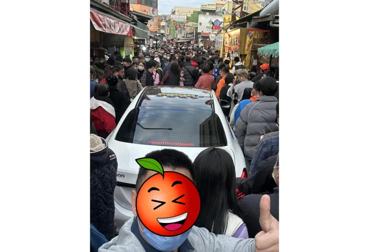 鹿港老街驚見賓士塞進人群裡，千辛萬苦衝出人潮。翻攝《爆廢公社二館》社團