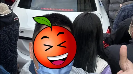 鹿港老街驚見賓士塞進人潮 網友譏:太相信導航會完蛋