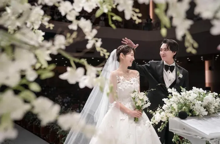 朴信惠(左)和崔泰俊去年舉辦世紀婚禮。