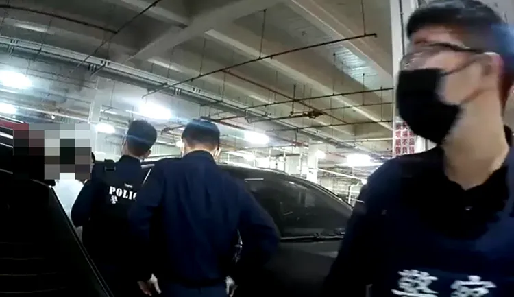 警方出動兩組快打部隊進好市多賣場平息糾紛。讀者提供