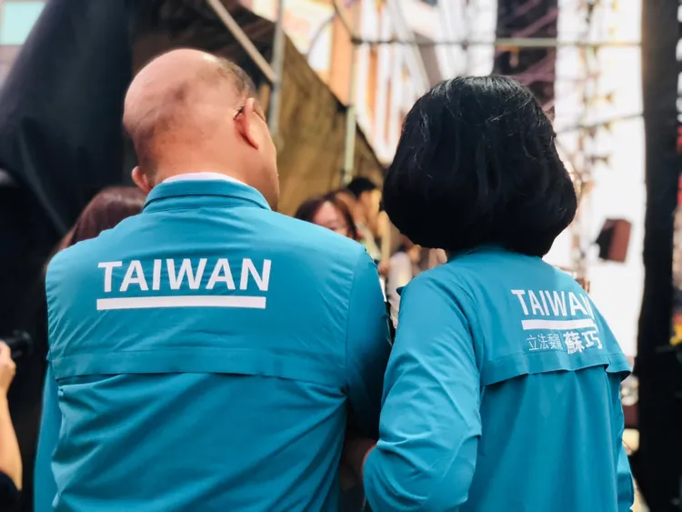 蘇巧慧在臉書上貼出自己與父親蘇貞昌的背影照。翻攝自蘇巧慧臉書