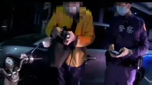 初一闖紅燈瞎掰「煞車壞了」　置物箱有這包！男騎士只能警局過年