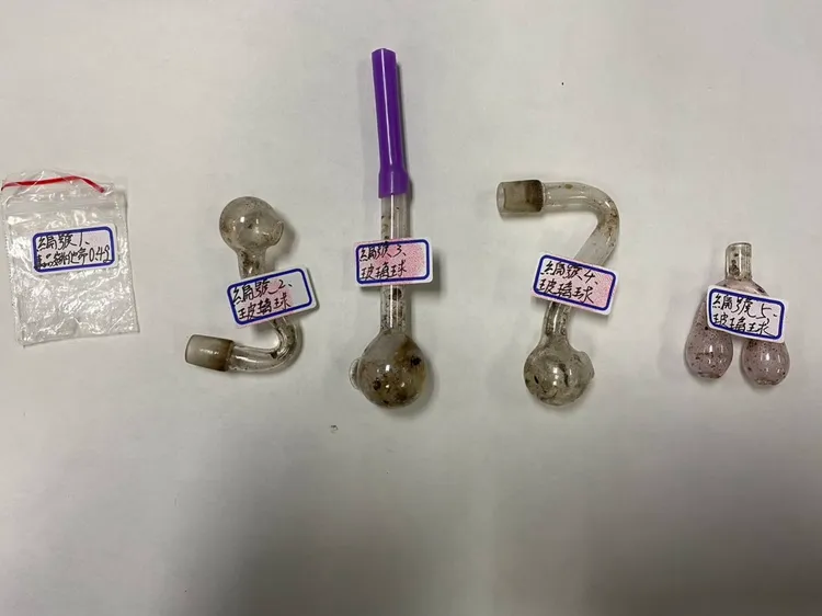 警方起初安非他命毒品一小包及吸食器4個。翻攝畫面