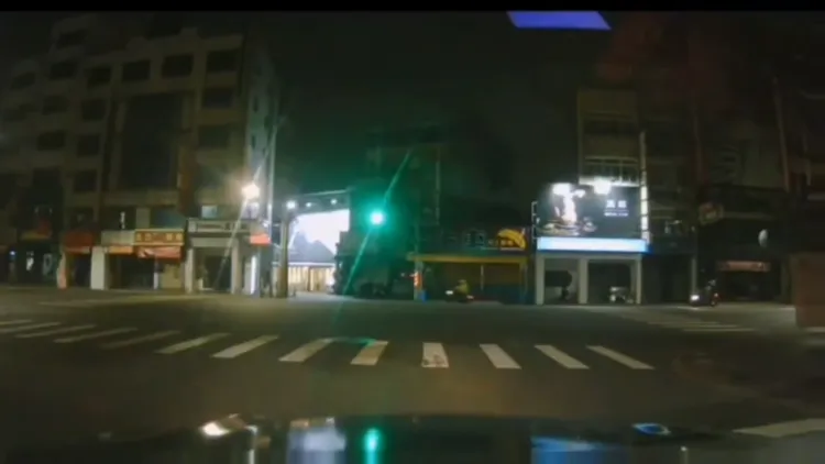 男子闖紅燈還說煞車壞了。翻攝畫面