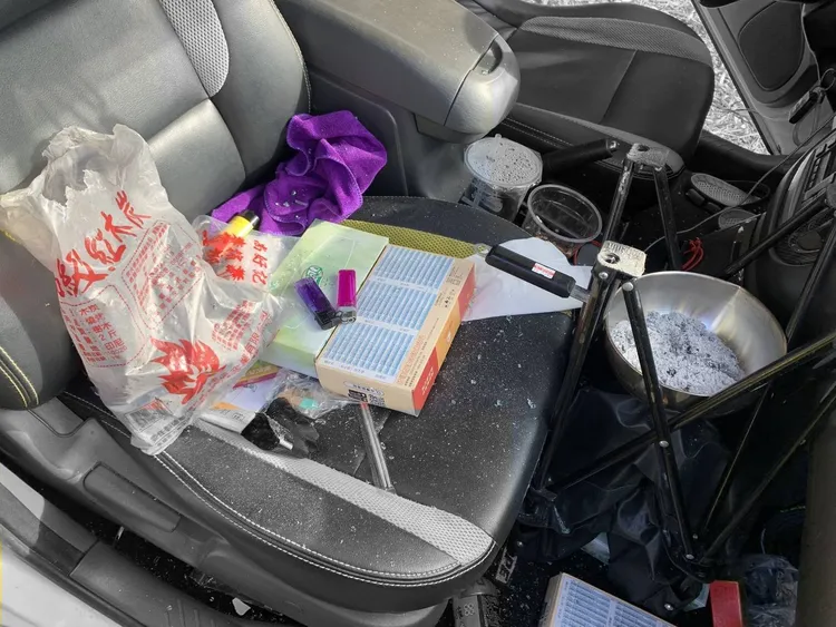 車內物品有木炭。民眾提供