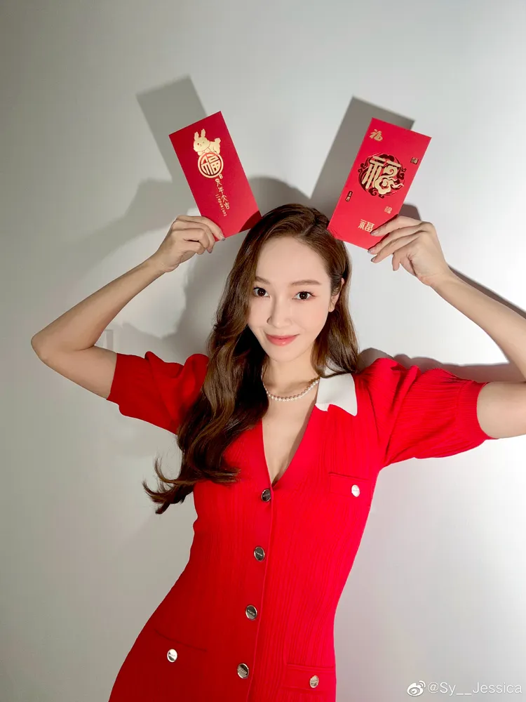 潔西卡應景穿上全紅的洋裝拜年。翻攝潔西卡微博