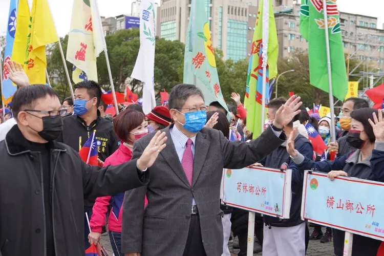 楊縣長、張議長向參加升旗典禮的民眾揮手致意。縣府提供