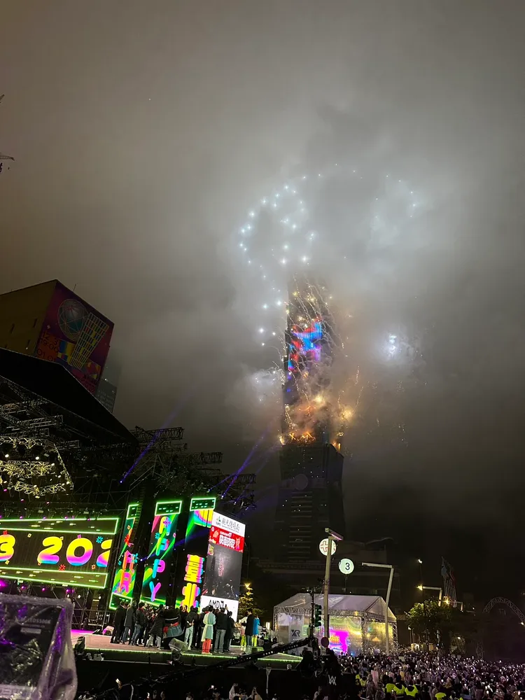 氣候不佳，101煙火慘變虛弱仙女棒。阿霞攝