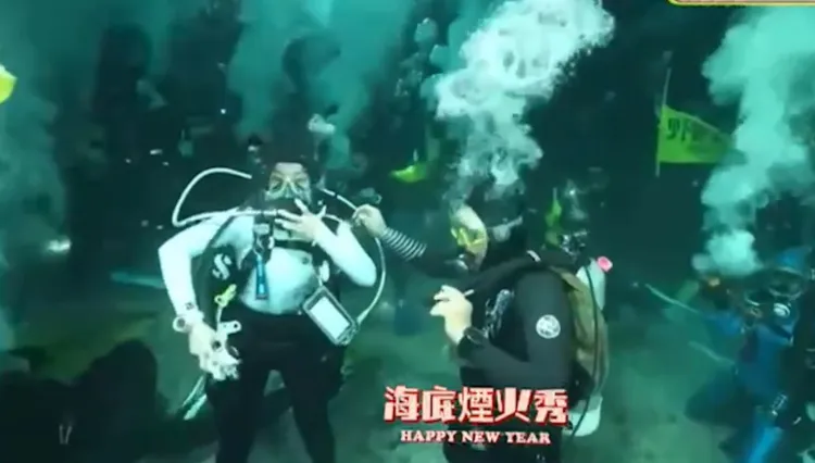 錦雯綠島海底跨年，放海底煙火。錦雯提供