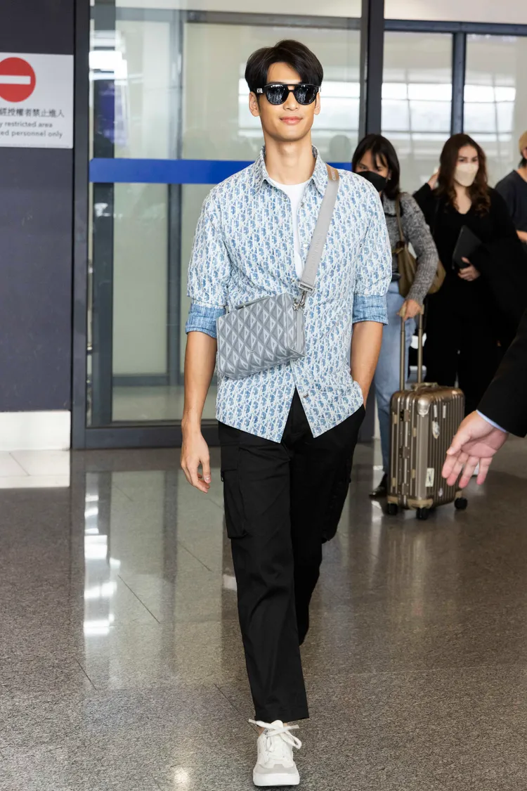 以全套DIOR休閒裝扮輕鬆抵台的Apo，戴上墨鏡的模樣頗有巨星氣場。品牌提供