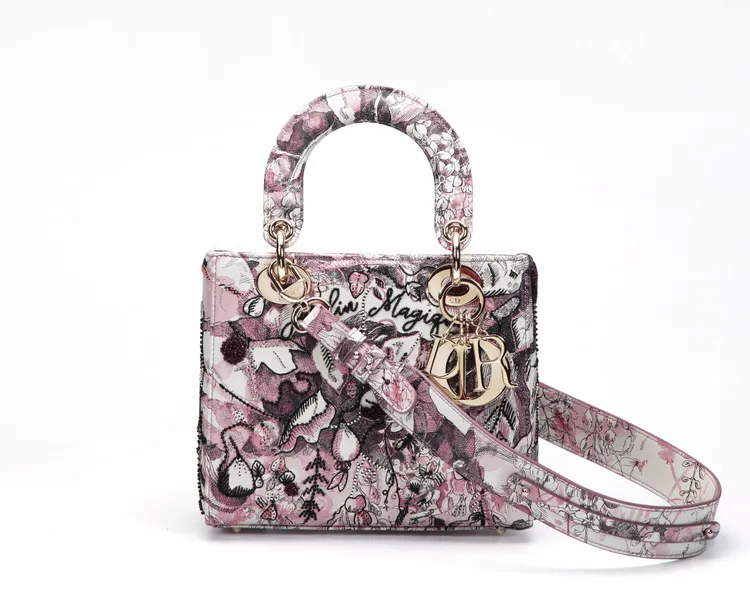 DIOR台北101旗艦店開幕限定獨賣款Lady Dior淡粉色魔幻花園小牛皮中型提包，23萬元。品牌提供