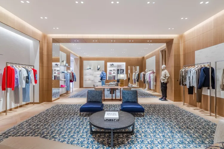 男裝區以簡約氛圍相映蘇格蘭藝術家Peter Seal繪製的藍色剪影抽象畫作？品牌提供