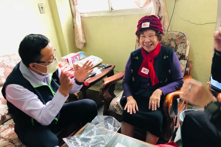 台電台南區處拜訪獨老，冷清客廳頓時濃濃溫情。台電提供