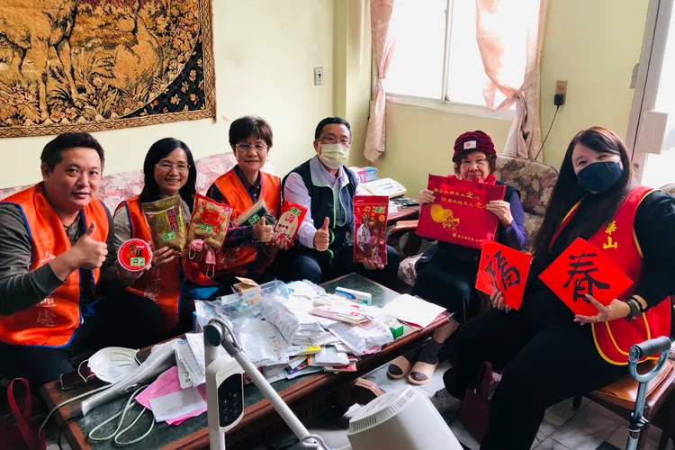 台電除了發起募款助弱勢，特地關懷獨老送禮賀歲。台電提供