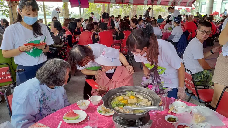 志工平時關懷獨老送餐，辦桌遞上紅包賀新年。蓮心園提供