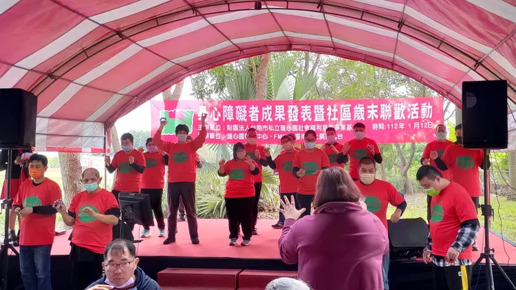 院生上台演出，自娛娛人很溫馨。蓮心園提供