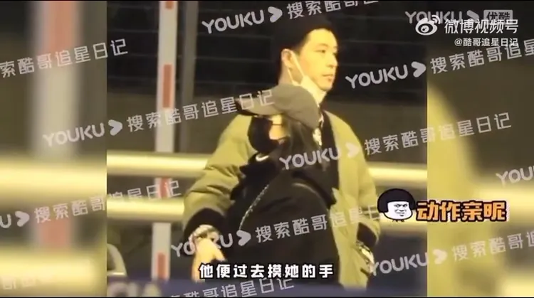 李純等車時任馬頔摸手。翻攝酷哥追星日記微博