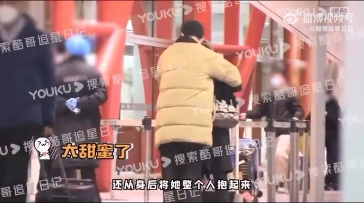 馬頔在機場熊抱李純。翻攝酷哥追星日記微博