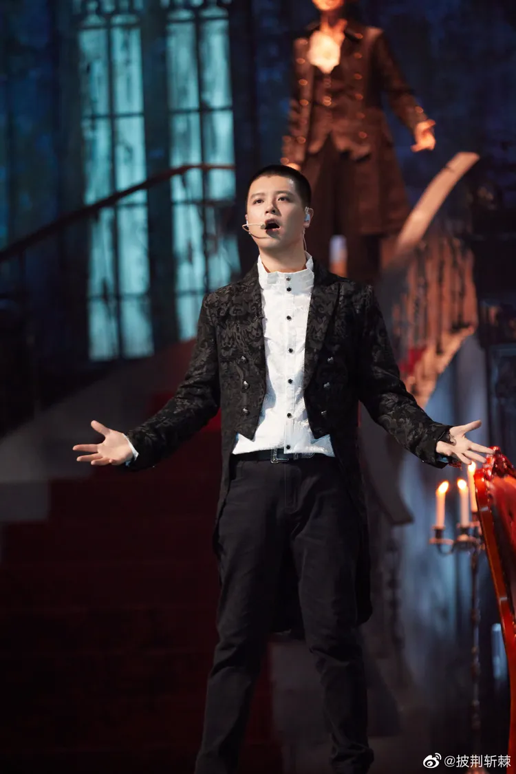 馬頔在《披荊斬棘的哥哥2》挑戰唱跳。翻攝披荊斬棘微博