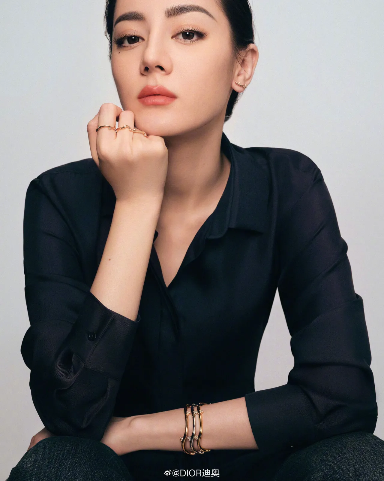 迪麗熱巴在首度以DIOR品牌大使拍攝的形象照中,演繹了旗下的La Rose Dior系列珠寶。品牌提供