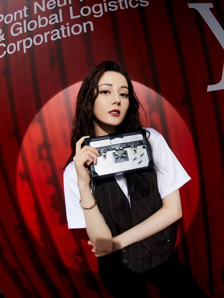 在中國擁有超高人氣的迪麗熱巴，曾在2021年時，升任法國精品LV的中國區形象大使。品牌提供