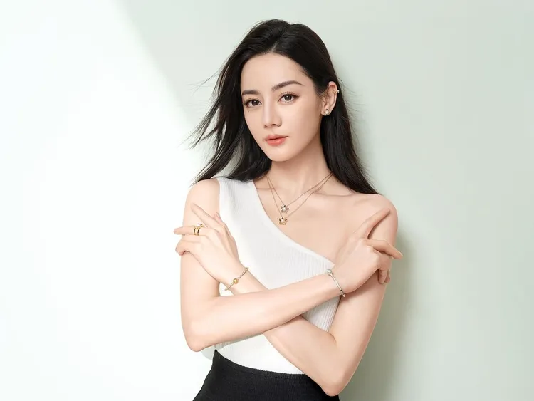 自2018年成為日本珠寶品牌MIKIMOTO代言人的迪麗熱巴，今年將持續與品牌合作，更佩戴旗下M Collection系列珍珠珠寶，現身旗下最新釋出的形象廣告。翻攝official_mikimoto IG