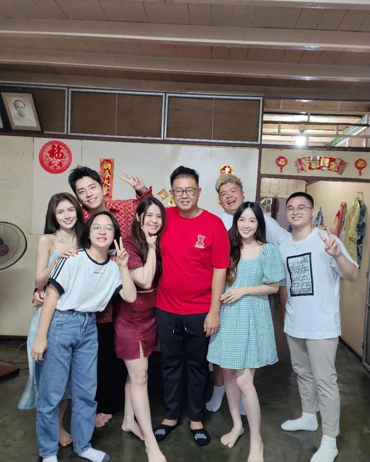 王大陸（後排左二）輕摟女友蔡卓宜的腰。翻攝ting_kui的IG