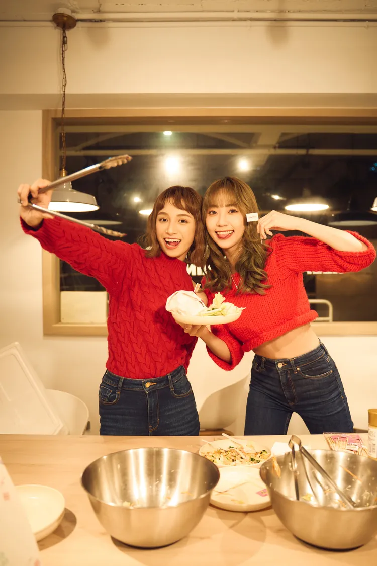 PINK FUN化身俏麗服務生。索尼提供