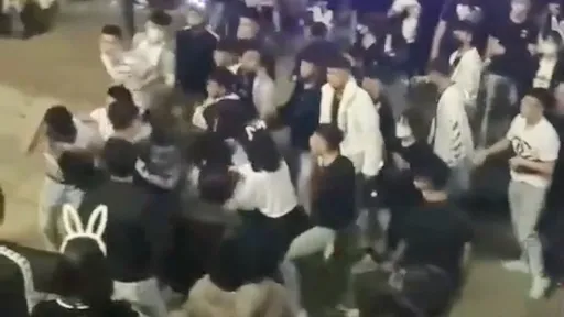 打架片!高雄夢時代跨年台上嗨歌 台下推擠打起來!2男掛彩