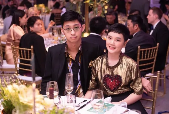 阮鳳儀（右）與苗華川（左）合作《美國女孩》創佳績。翻攝自阮鳳儀IG