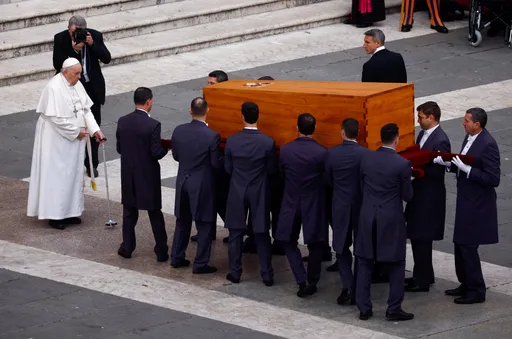 教宗方濟各主持本篤十六世葬禮 民眾高喊「立即封聖」