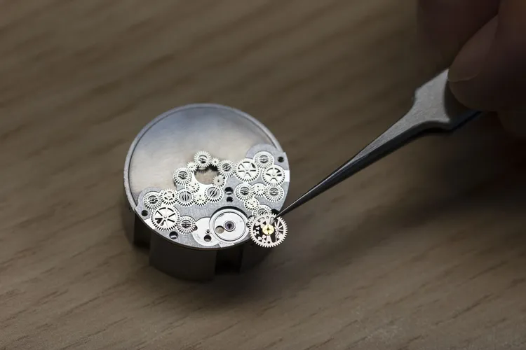 Lady Jour Nuit des Fleurs腕錶由梵克雅寶耗時3年研發之Poetic Complications詩意複雜功能驅動。品牌提供