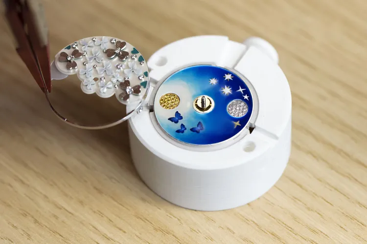 透過多層次錶面的運用，讓Lady Jour Nuit des Fleurs腕錶可伴隨日夜圓盤的轉換，製造出花朵開闔的動態景象。品牌提供