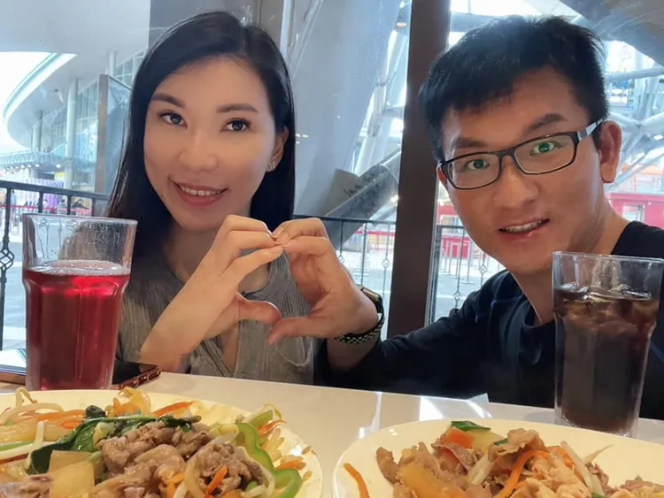 前台北市議員童仲彥（右）與妻子。翻攝自童仲彥臉書