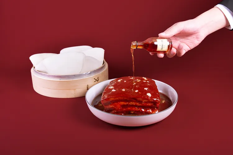 VSOP酒香東坡肉是以馬祖酒糟、紹興酒細火慢燜約6小時，本身就已酒香豐足，可再搭著白蘭地嗆鍋，將有肥腴不膩的好滋味。業者提供