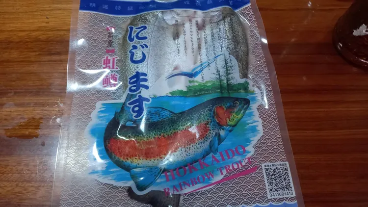 製作鹹鱒魚需一年左右重約600 公克的成魚才美味。李陳信得攝