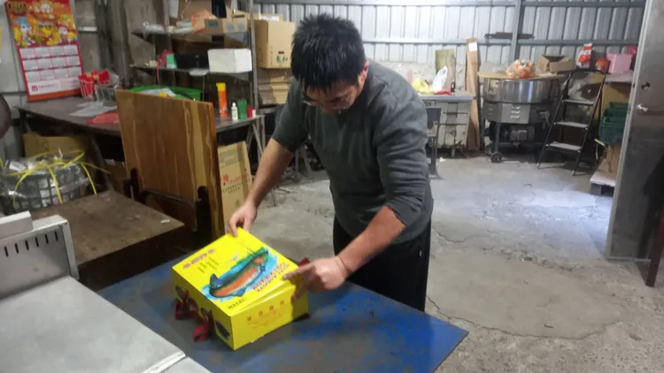 置入兩尾到禮盒內，成為最佳伴手禮。李陳信得攝