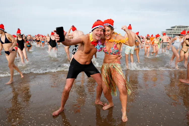 夏威夷風雙人組展現熱力。路透社