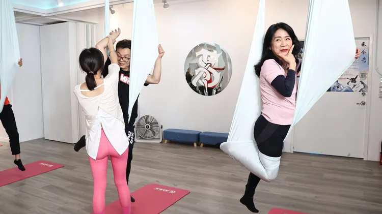 平時犀利問政的李貴敏，沒想到在做空中瑜珈的時候，竟也出現小害羞的畫面。葉志明攝