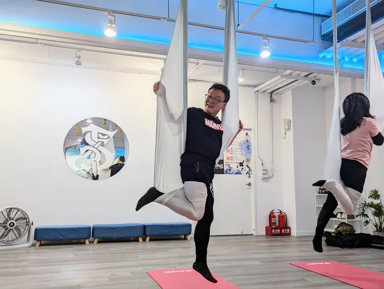 立委鄭正鈐奮力學做空中瑜珈，過程中只見他汗如雨下，顯然真的運動到了。蘇柏銓攝