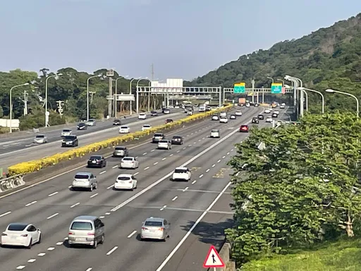 收假了! 國1北上楊梅至桃園路段車行順暢