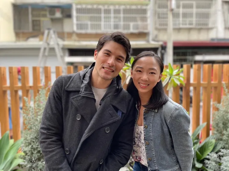 杜蕾（右）在鳳小岳的表演訓練班上課也兼任口譯。海納百川提供