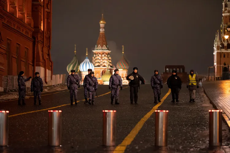 莫斯科紅場取消跨年煙火，軍人巡邏讓跨年變調。美聯社