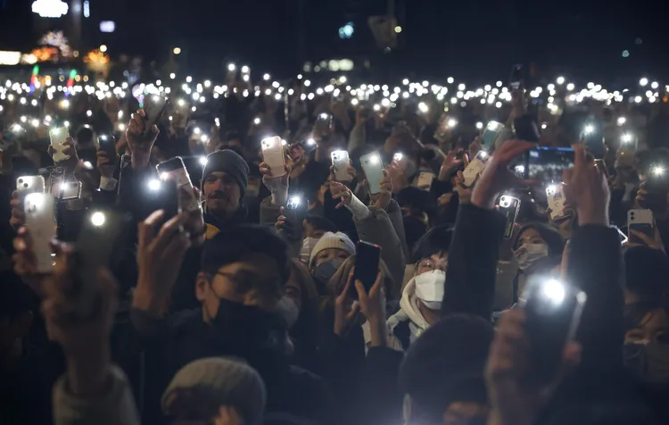 南韓當局嚴防梨泰院推擠慘劇重演，跨年夜加強首爾市中心人流管控。美聯社