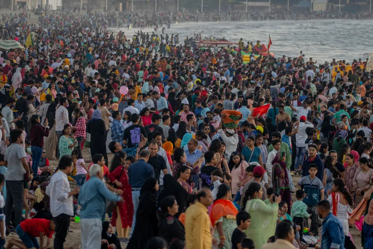 印度孟買民眾沐浴祈福。美聯社