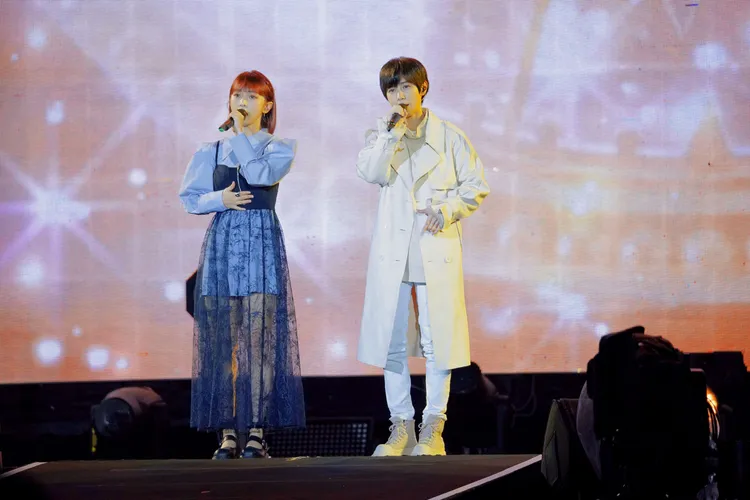 魏嘉瑩（右）與溫妮擔任五月天開場嘉賓。相信提供