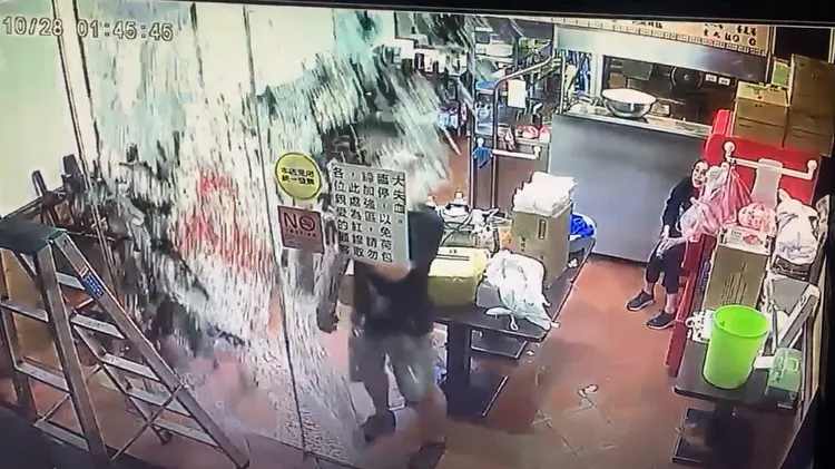 玻璃門瞬間炸裂。民眾提供